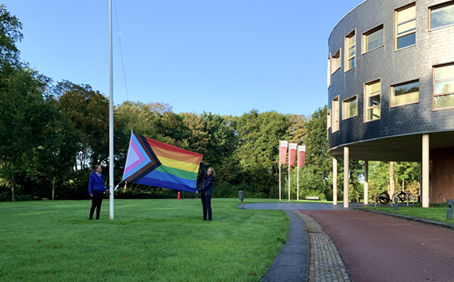 Vlag bij gemeentehuis